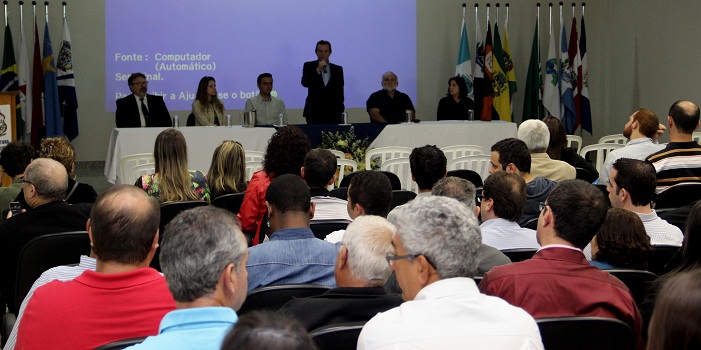 O Prefeito de Passos, Ataíde Vilela ( centro) falou sobre a importância do evento Encontro Técnico TCEMG e os Municípios 2015 em Passos ( Foto: João Manuel Cerqueira)